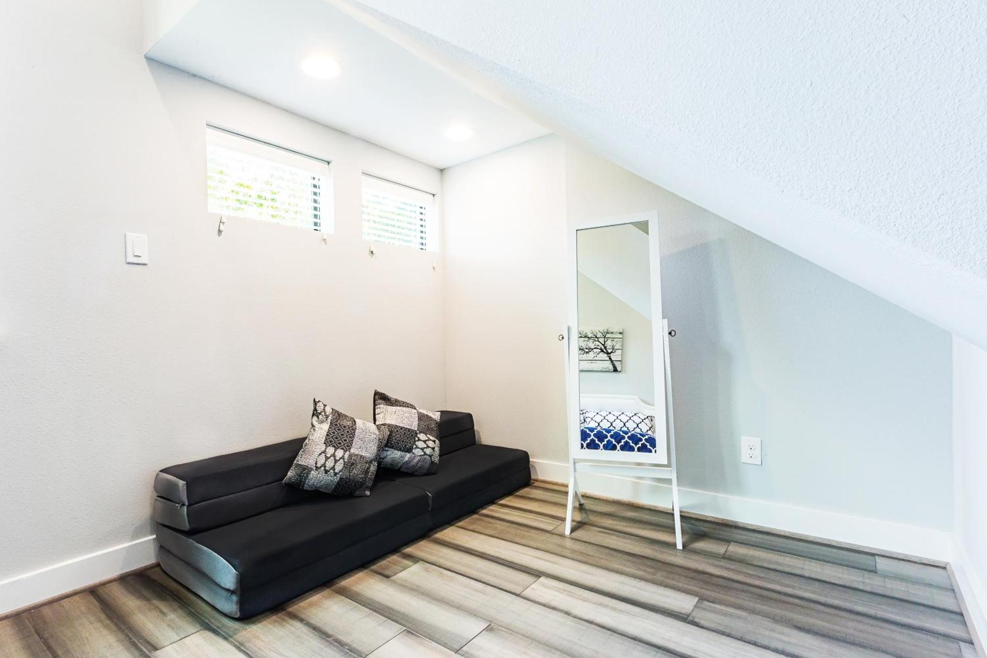 Montrose Guesthouse Suites By Dunyha Houston Exterior foto